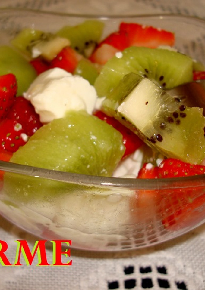 Una foto de Macedonia de fresones, kiwi y queso fresco