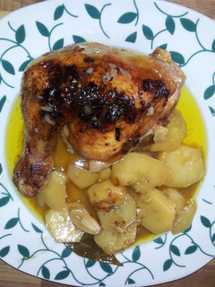 Una foto de Pollo al horno con sopa de cebolla