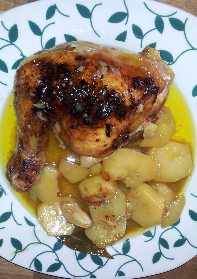 Una foto de Pollo al horno con sopa de cebolla