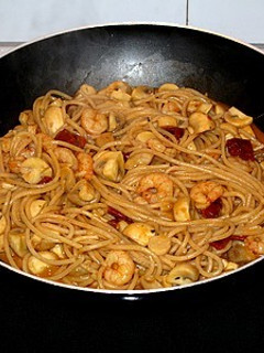 Una foto de Spaguetti con champiñones y gambas en salsa chipotle con cabrales