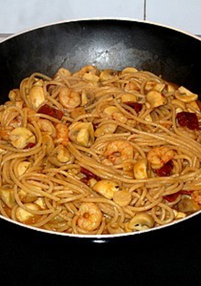 Una foto de Spaguetti con champiñones y gambas en salsa chipotle con cabrales