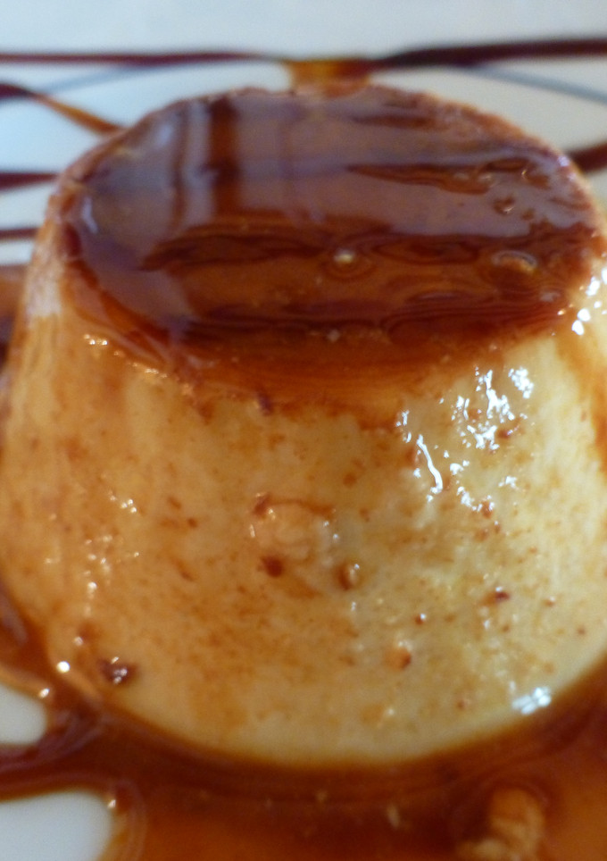 Una foto de Flan cremoso de café con leche condensada