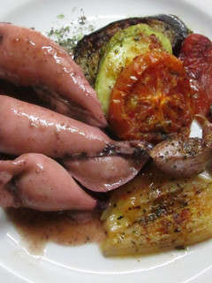Una foto de Calamares rellenos con mix de verduras asadas