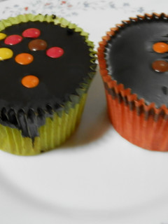 Una foto de Cupcake con ganache de chocolate y lacasitos