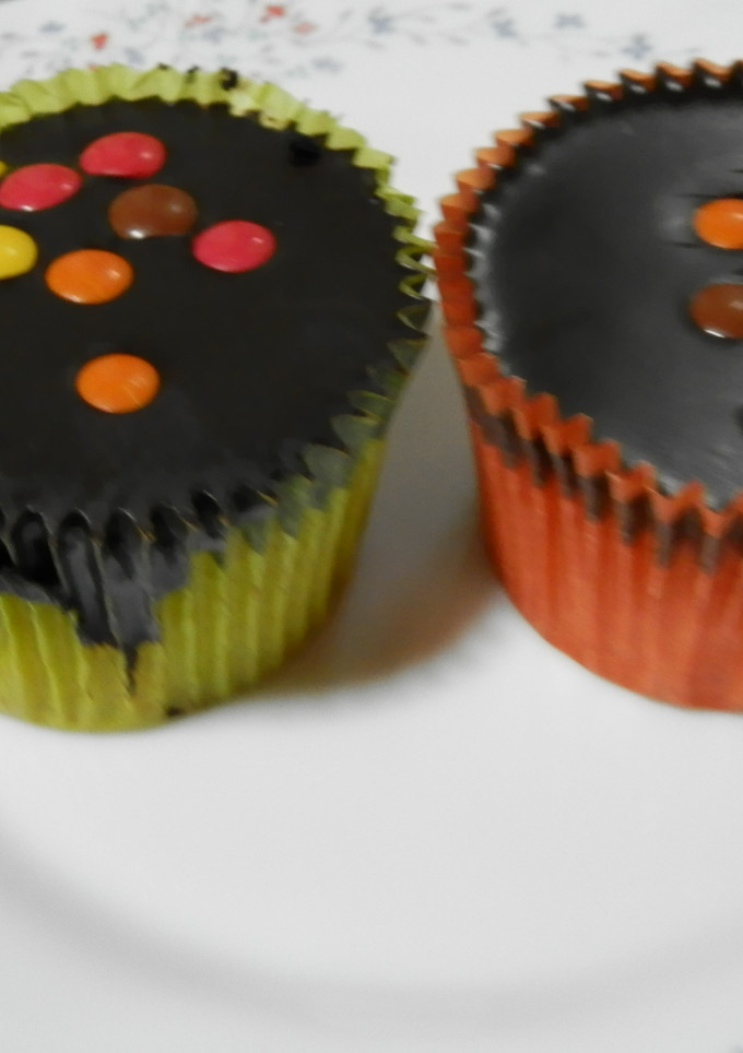 Una foto de Cupcake con ganache de chocolate y lacasitos