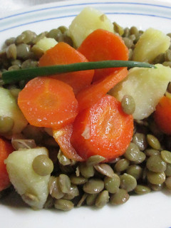 Una foto de Ensalada de lentejas, patatas y zanahorias glaseadas