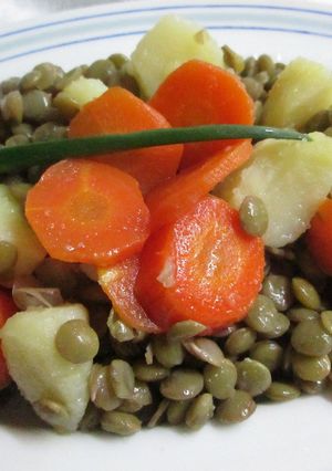 Una foto de Ensalada de lentejas, patatas y zanahorias glaseadas