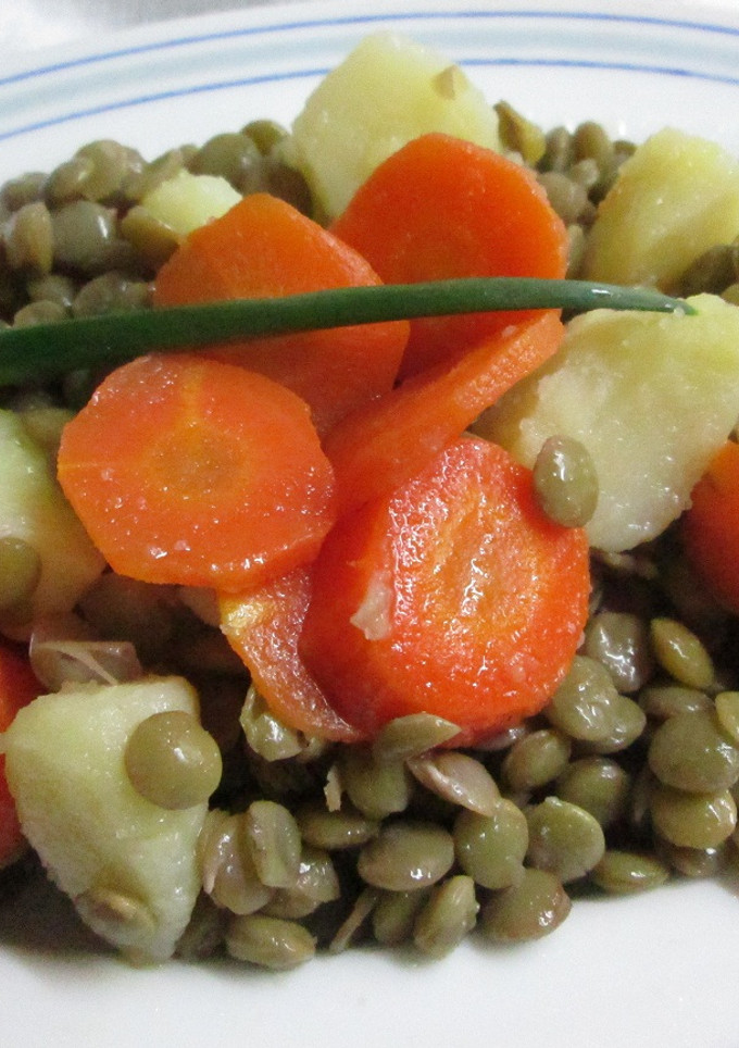 Una foto de Ensalada de lentejas, patatas y zanahorias glaseadas