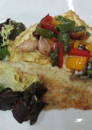 Una foto de Merluza con tortilla francesa y pimientos fritos