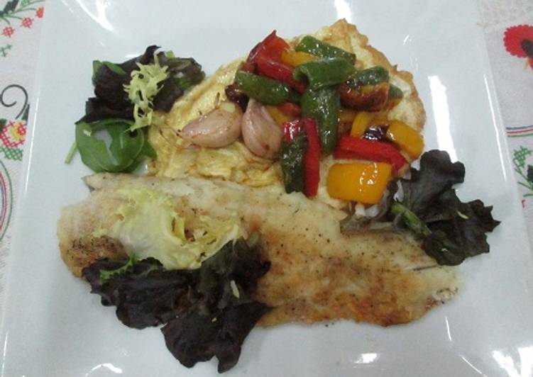 Merluza con tortilla francesa y pimientos fritos