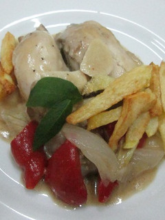 Una foto de Pollo a la crema con verduras y vino rosado