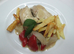 Foto principal de Pollo a la crema con verduras y vino rosado