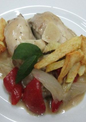 Una foto de Pollo a la crema con verduras y vino rosado