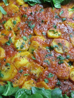 Una foto de Pollo y patatas estofadas al horno