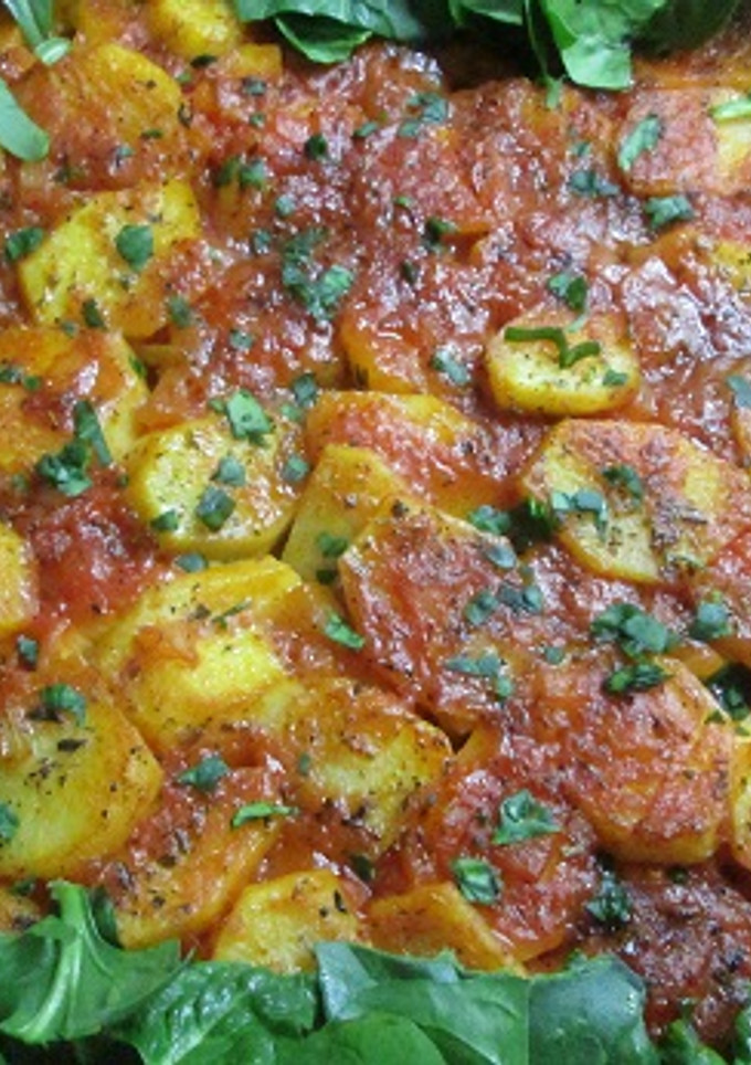 Una foto de Pollo y patatas estofadas al horno