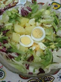 Una foto de Ensalada de papas, huevos y lechugas