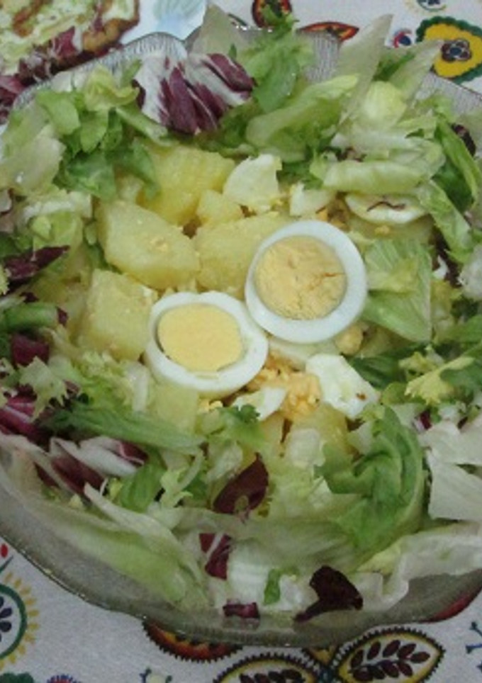 Una foto de Ensalada de papas, huevos y lechugas