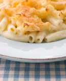 Macarrones con queso (Macaroni and cheese)