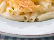Una foto de fideos con queso cheddar
