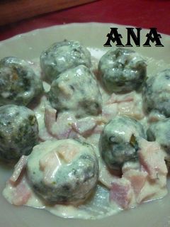 Una foto de Malfattis caseros gringa con salsa de crema al verdeo