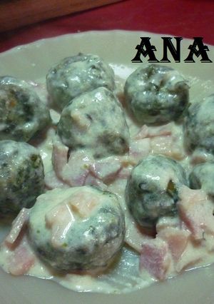Una foto de Malfattis caseros gringa con salsa de crema al verdeo
