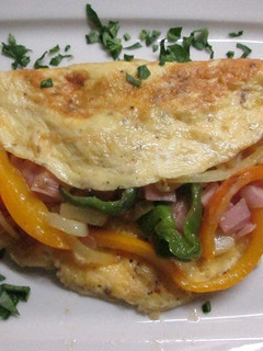 Una foto de Omelette con pimientos, cebolla y jamón york