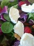 Ensalada con frambuesas y queso de cabra