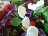 Ensalada con frambuesas y queso de cabra