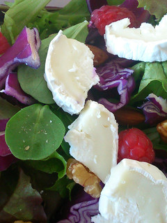 Una foto de Ensalada con frambuesas y queso de cabra