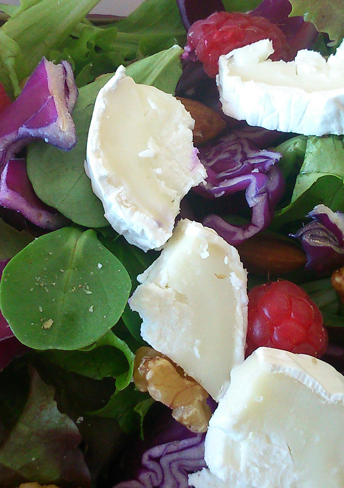 Una foto de Ensalada con frambuesas y queso de cabra