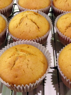 Una foto de Magdalenas con aceite (Muffins, Cupcakes) rellenas de dulce de leche