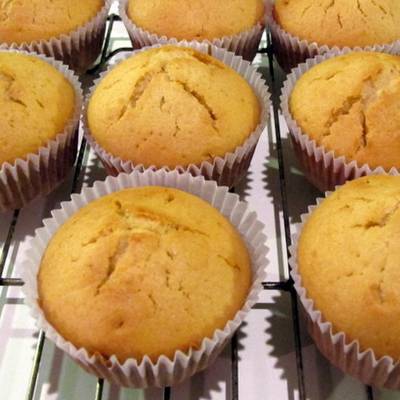 Magdalenas con aceite (Muffins, Cupcakes) rellenas de dulce de leche Receta  de lagatapink- Cookpad