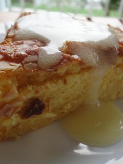 Una foto de Tarta de almendras bañada con limón
