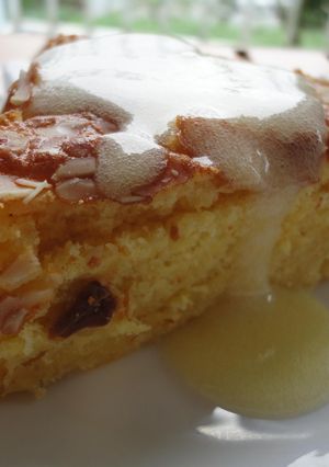 Una foto de Tarta de almendras bañada con limón