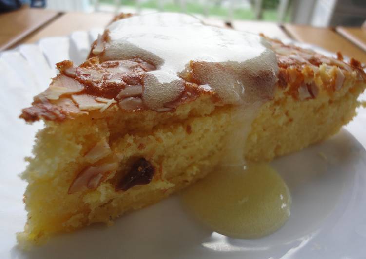 Tarta de almendras bañada con limón
