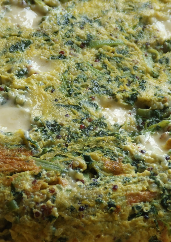 Una foto de Tortilla de verduras, quinoa y queso