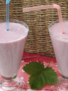 Una foto de Batido de melocotón en almíbar, fresas y yogur