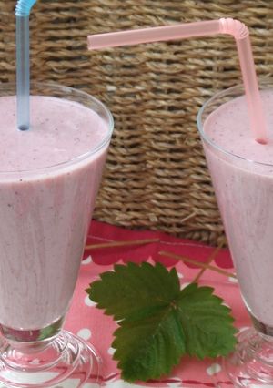 Una foto de Batido de melocotón en almíbar, fresas y yogur