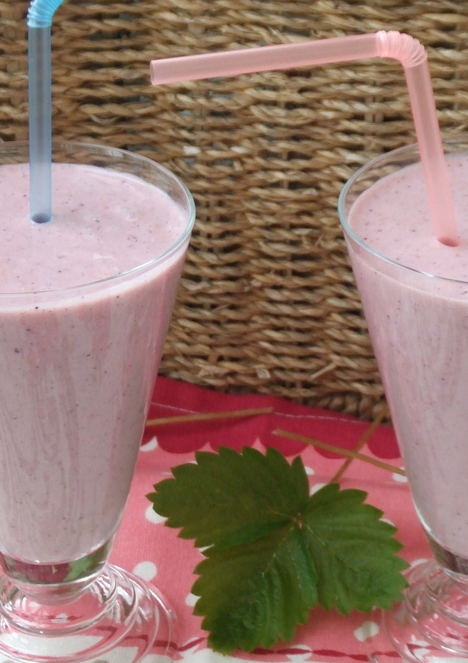 Una foto de Batido de melocotón en almíbar, fresas y yogur