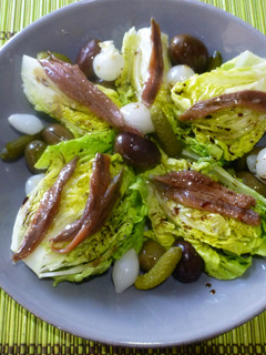 Una foto de Ensalada de cogollos con encurtidos