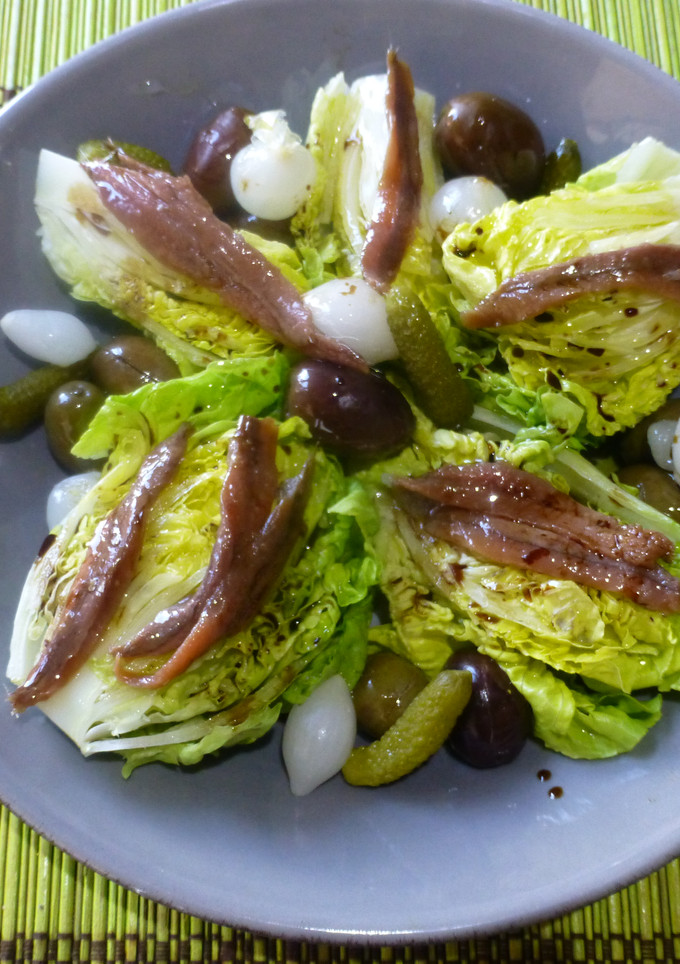 Una foto de Ensalada de cogollos con encurtidos