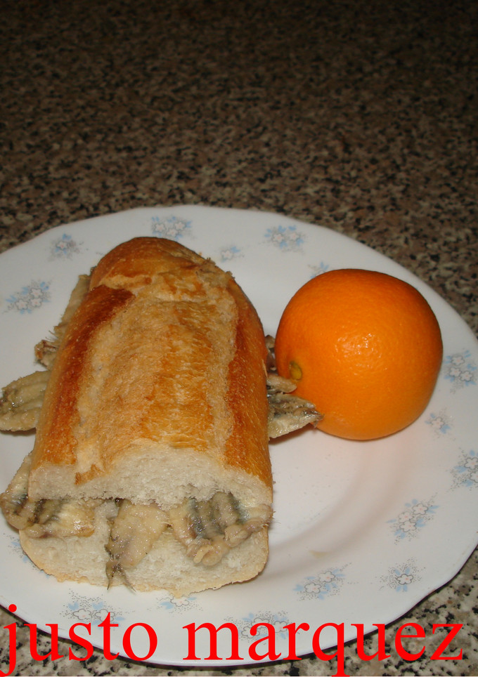 Una foto de Bocadillo de boquerones fritos