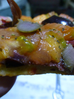 Una foto de Pizza provenzal de jamón ibérico y aceitunas negras