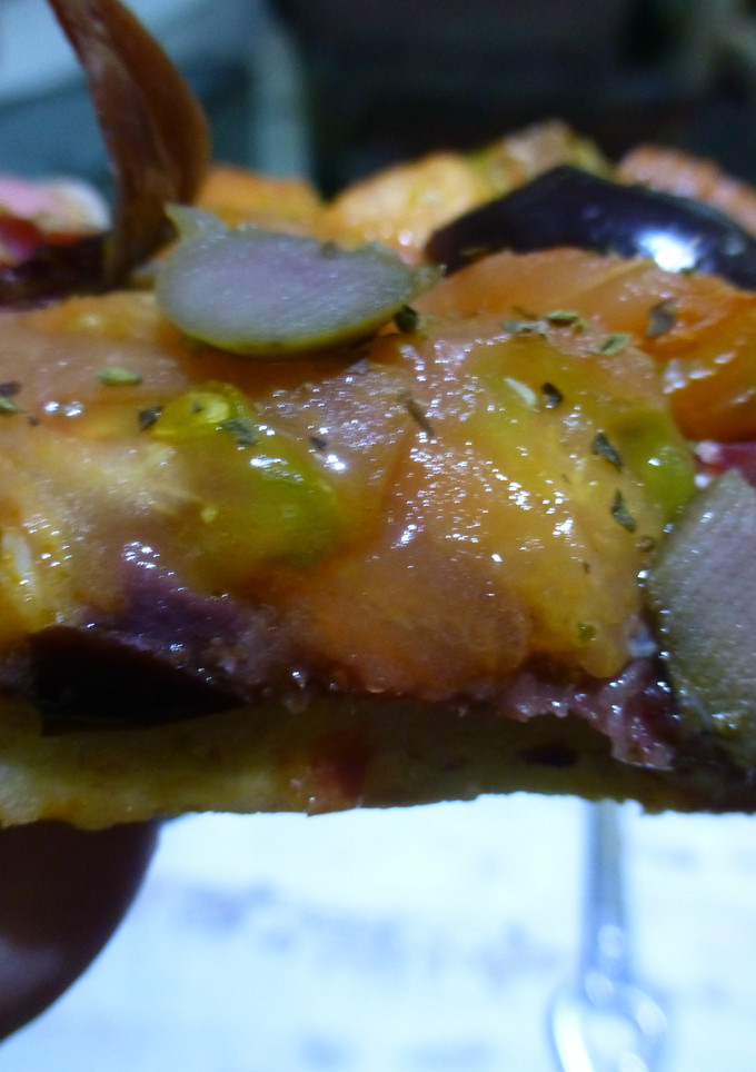 Una foto de Pizza provenzal de jamón ibérico y aceitunas negras