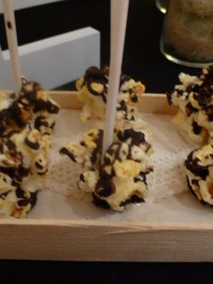 Una foto de Piruletas de palomitas con chocolate