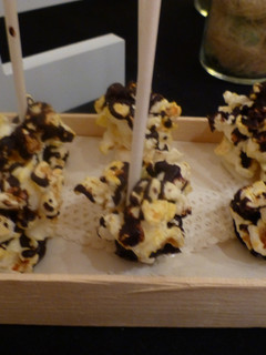 Una foto de Piruletas de palomitas con chocolate