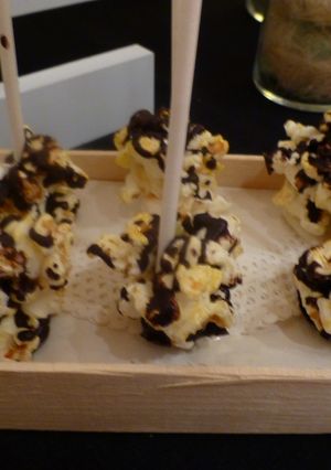 Una foto de Piruletas de palomitas con chocolate