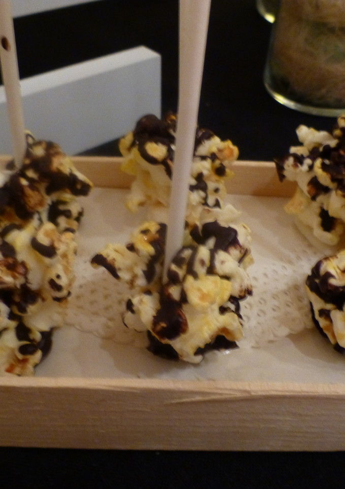 Una foto de Piruletas de palomitas con chocolate