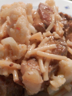 Una foto de Fideos con costilla y coliflor
