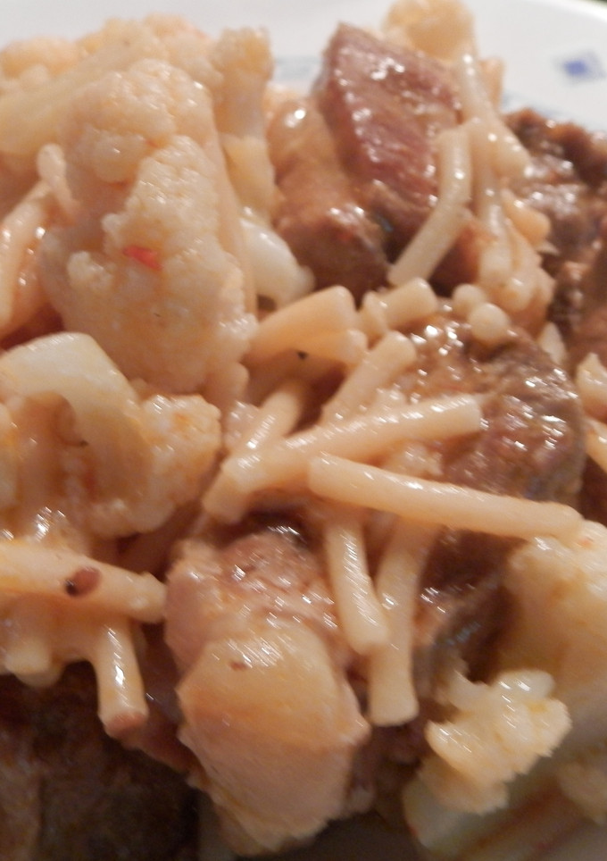 Una foto de Fideos con costilla y coliflor